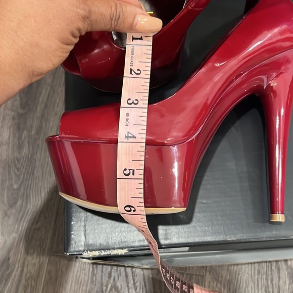 NEVER BEEN WORN Candy Apple Red Patent Leather Pumps. Size 9 - Picture 10 of 10